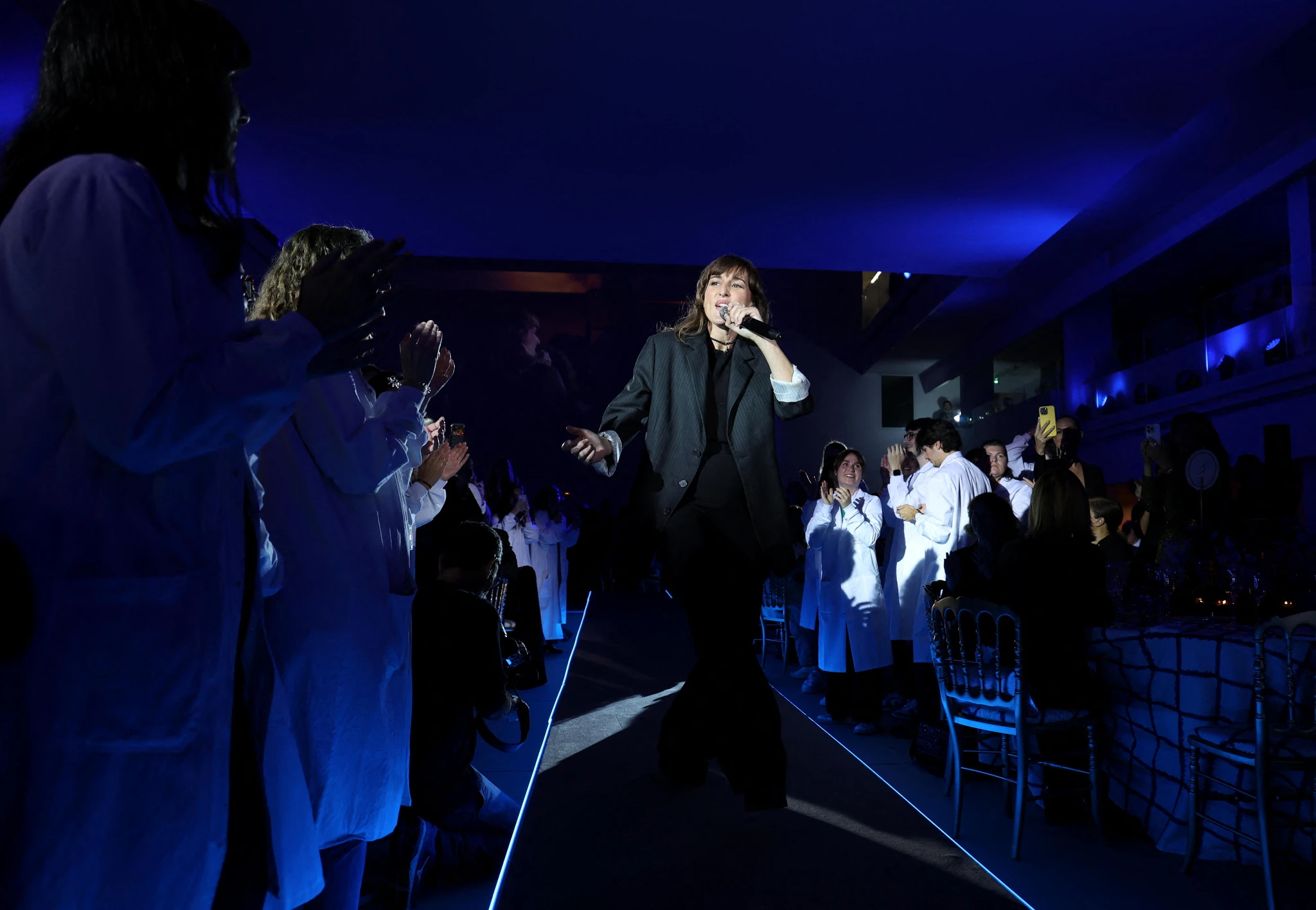 Juliette Armanet lors de la soirée de gala "Heroes for Imagine" qui a permis de récolter dix millions d'euros au profit de la recherche contre les maladies génétiques à Paris le 23 septembre 2024. Depuis sa création en 2015, ce gala organisé tous les deux ans au cœur de l’Institut, propose à la vente des œuvres et des moments d’exception uniques pour soutenir les chercheurs et médecins de l’Institut Imagine, qui œuvrent au quotidien pour comprendre et guérir les maladies génétiques. Cette vente caritative est fondamentale pour l’avenir d’Imagine. Elle permet d’accélérer ses grands projets stratégiques, de conforter son attractivité, et de répondre aux besoins de la recherche en termes d’équipements et de technologies de pointe, comme en recrutement de talents. En quatre éditions, HEROES for Imagine a permis de lever plus de 22 millions d’euros. Et 2024 est une année toute particulière pour l’Institut Imagine qui fête ses 10 ans mais aussi la cinquième édition d’Heroes, actuellement en pleine préparation ! "Grâce à Heroes, la recherche sur les maladies génétiques s'accélère, quels que soient les obstacles, au bénéfice des enfants malades et de leurs familles. Avec virtuosité et engagement, les chercheurs et les médecins de l'Institut Imagine, pratiquent la meilleure science d'aujourd'hui pour inventer la meilleure médecine de demain" © Dominique Jacovides / Bestimage Heroes for Imagine’ gala evening to raise ten million euros for research into genetic diseases in Paris on 23 September 2024.