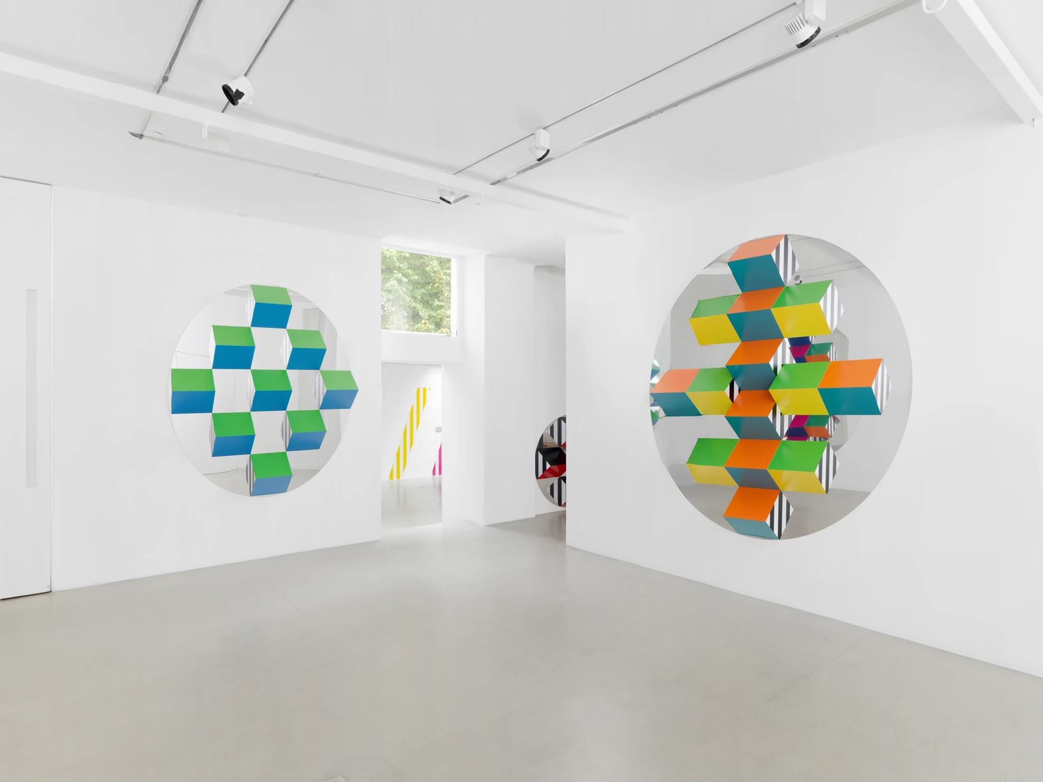 Daniel Buren, Photos-souvenirs : « Du cercle aux carrés, hauts-reliefs situés et in situ », Mennour (47 rue Saint-André-des-Arts, Paris), 2025. Détails. © DB-Adagp, Paris, 2025. Photo. Archives Mennour. Courtesy the artist and Mennour, Paris.