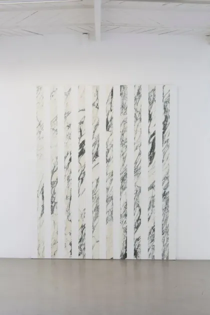 Daniel Buren, Arabescato T (Italie) / Blanc Thasos (Grèce) - 21 lattes, travail situé 2015, DB305 | Artworks | Mennour by Daniel Buren
