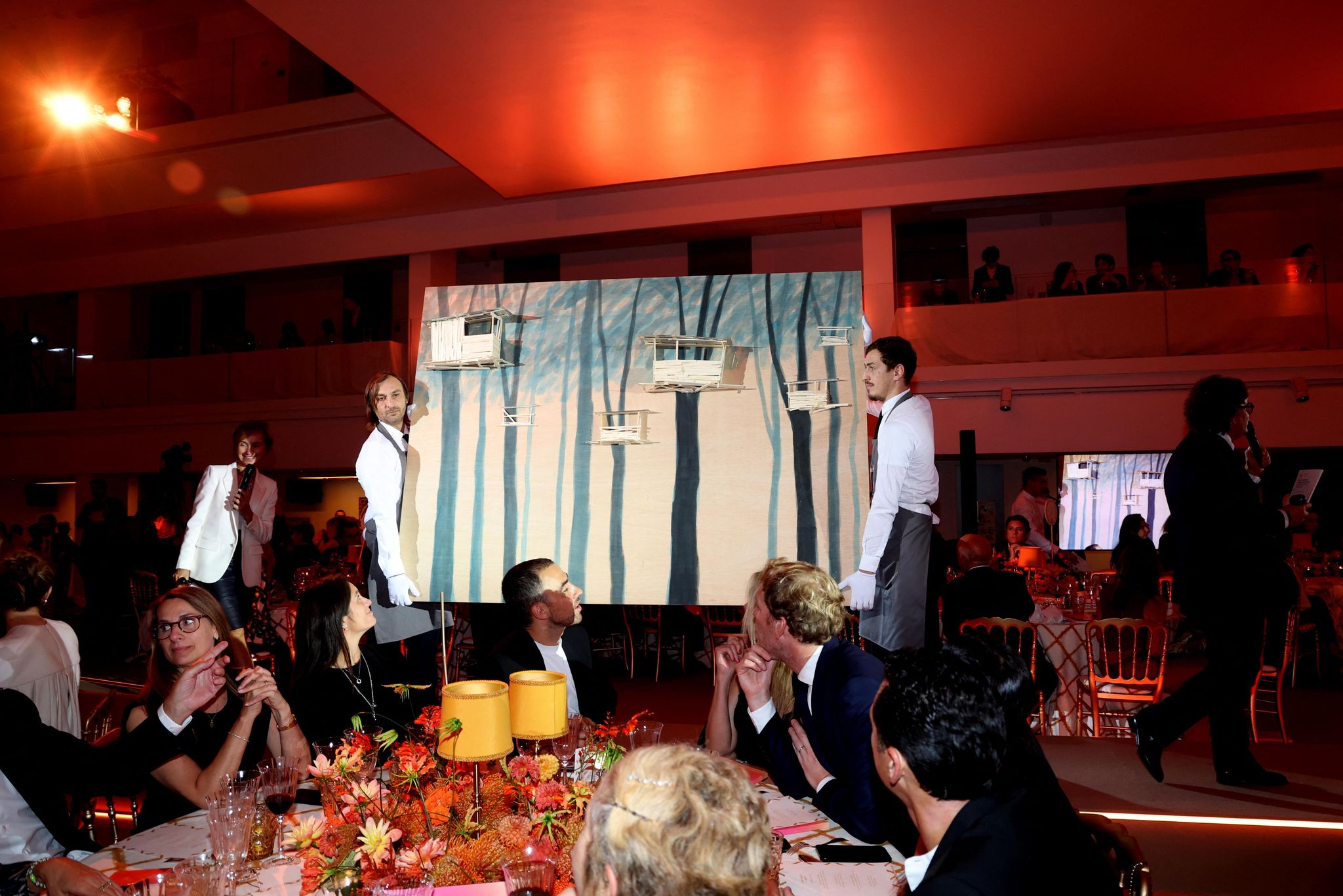 illustration lors de la soirée de gala "Heroes for Imagine" qui a permis de récolter dix millions d'euros au profit de la recherche contre les maladies génétiques à Paris le 23 septembre 2024. Depuis sa création en 2015, ce gala organisé tous les deux ans au cœur de l’Institut, propose à la vente des œuvres et des moments d’exception uniques pour soutenir les chercheurs et médecins de l’Institut Imagine, qui œuvrent au quotidien pour comprendre et guérir les maladies génétiques. Cette vente caritative est fondamentale pour l’avenir d’Imagine. Elle permet d’accélérer ses grands projets stratégiques, de conforter son attractivité, et de répondre aux besoins de la recherche en termes d’équipements et de technologies de pointe, comme en recrutement de talents. En quatre éditions, HEROES for Imagine a permis de lever plus de 22 millions d’euros. Et 2024 est une année toute particulière pour l’Institut Imagine qui fête ses 10 ans mais aussi la cinquième édition d’Heroes, actuellement en pleine préparation ! "Grâce à Heroes, la recherche sur les maladies génétiques s'accélère, quels que soient les obstacles, au bénéfice des enfants malades et de leurs familles. Avec virtuosité et engagement, les chercheurs et les médecins de l'Institut Imagine, pratiquent la meilleure science d'aujourd'hui pour inventer la meilleure médecine de demain" © Dominique Jacovides / Bestimage Heroes for Imagine’ gala evening to raise ten million euros for research into genetic diseases in Paris on 23 September 2024.
