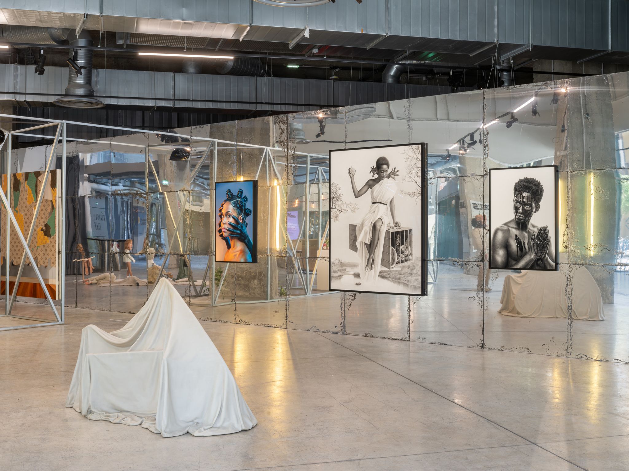 Les Magasins Généraux présentent l’exposition collective « Simulacres » du 25 juin au 27 septembre 2026. Les artistes exposé·es Pauline Bastard, Laura Bottereau & Marine Fiquet, Alice Brygo, Julian Charrière, Carlos Cruz-Diez, Sarah-Anaïs Desbenoit, Marine Ducroux-Gazio, Lou Fauroux, Mayara Ferrão, Ryan Gander, Dhewadi Hadjab, Holly Herndon & Mat Dryhurst, Ann Veronica Janssens, Tony Matelli, Maria Mavropoulou, Iván Navarro, Bill Posters, Arinze Stanley, Julius von Bismarck.
