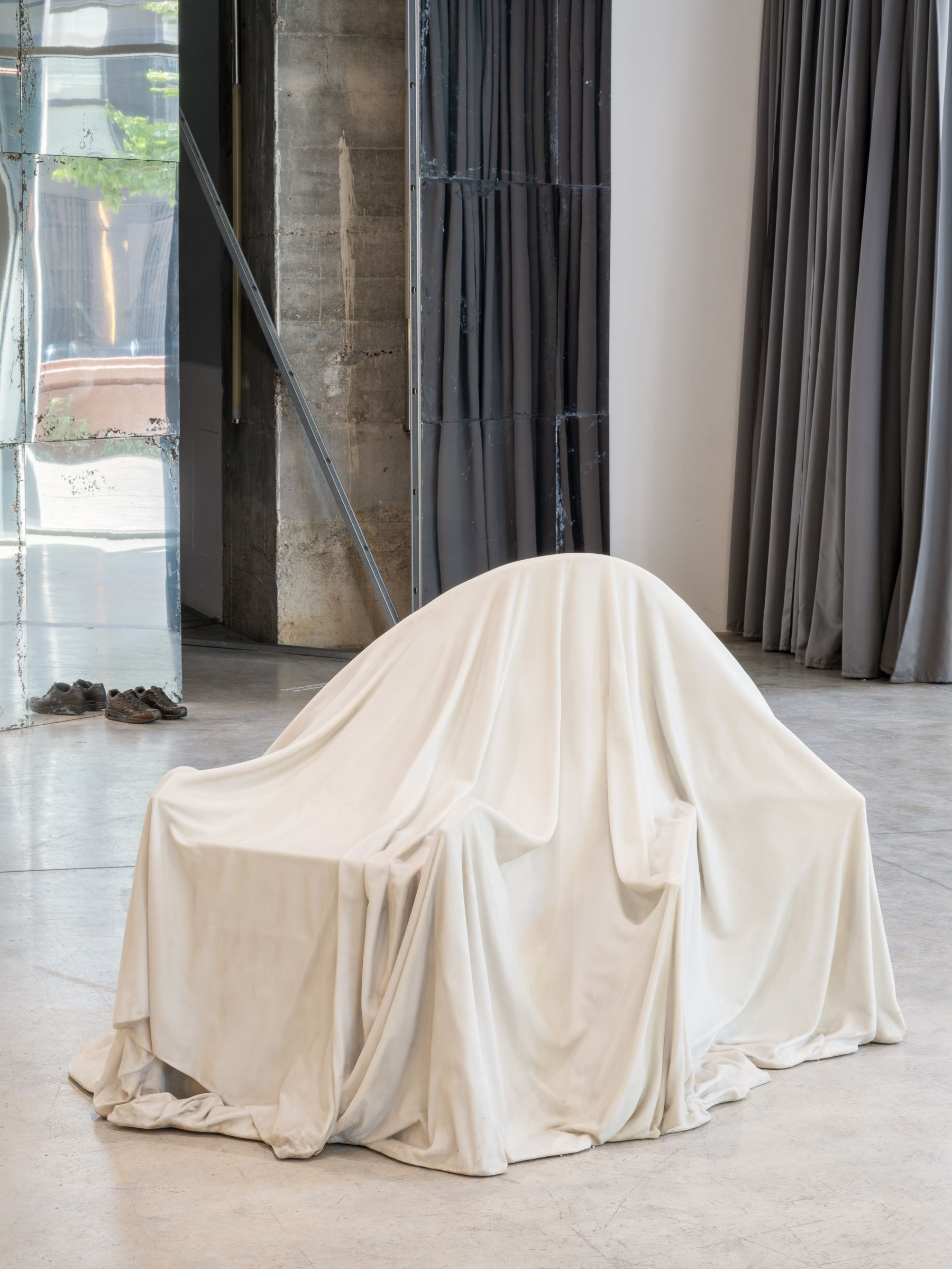 Les Magasins Généraux présentent l’exposition collective « Simulacres » du 25 juin au 27 septembre 2026. Les artistes exposé·es Pauline Bastard, Laura Bottereau & Marine Fiquet, Alice Brygo, Julian Charrière, Carlos Cruz-Diez, Sarah-Anaïs Desbenoit, Marine Ducroux-Gazio, Lou Fauroux, Mayara Ferrão, Ryan Gander, Dhewadi Hadjab, Holly Herndon & Mat Dryhurst, Ann Veronica Janssens, Tony Matelli, Maria Mavropoulou, Iván Navarro, Bill Posters, Arinze Stanley, Julius von Bismarck.