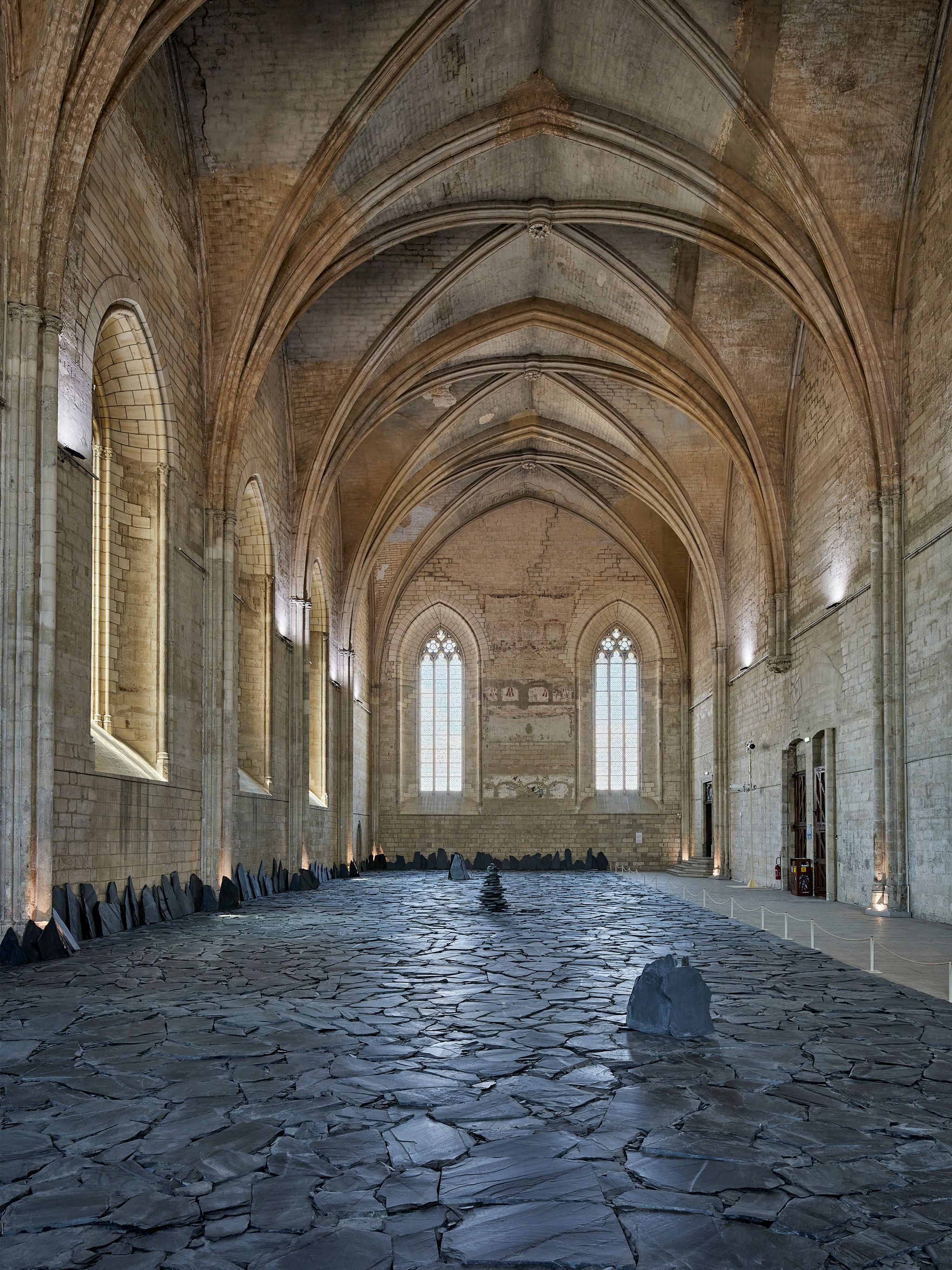 Photographie réalisée par David GIANCATARINA www.giancatarina.com Exposition « relatum» de Lee UFAN Palais des Papes, Avignon, France. 37/07/26 - 15/11/26