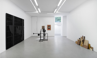 Exhibition view (with Louise Nevelson), kamel mennour, Paris - © Mennour