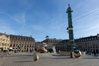 Installation view, Place Vend&ocirc;me, Paris - © Mennour