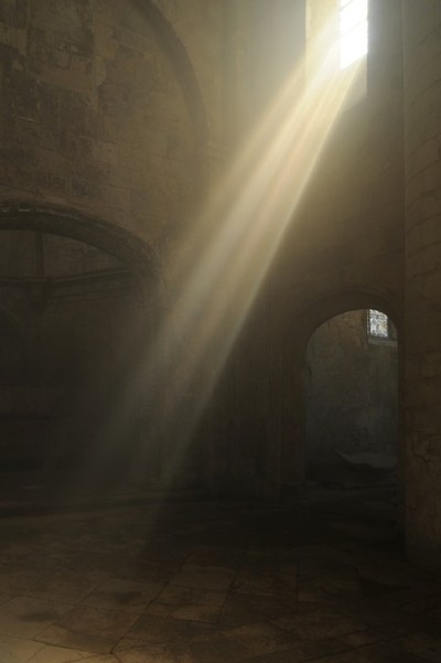 Exhibition view, Eglise Saint Honorat des Alyscamps, Arles - © Mennour