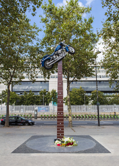 Installation view, Quelque chose de..., Esplanade Johnny Hallyday, Paris - © Mennour