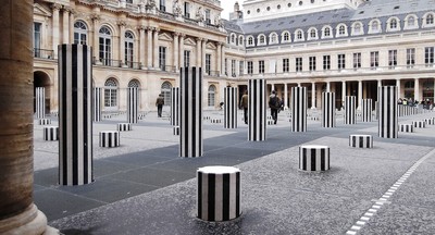 Les Deux Plateaux, permanent sculpture in situ - © Mennour