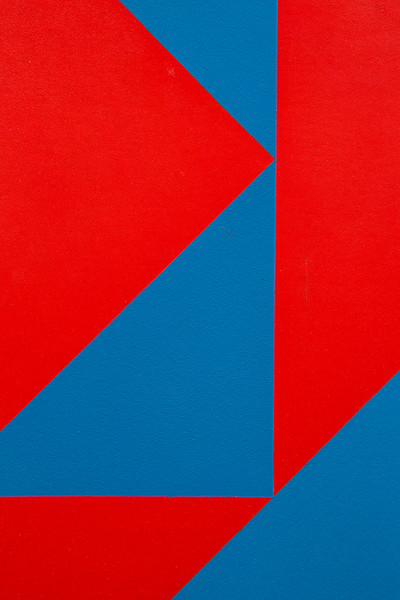 Carr&eacute;s et triangles rouges et bleus (Red and Blue Squares and Triangles) - © Mennour
