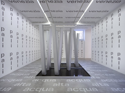 Gina Pane
Acqua alta / Pali / Venezia, 1968-1970
12 elements in Duralinox, metal tray, muddy water, lettering painted on the floor, walls and ceiling
Sculpture: 250 x 600 cm
View of the exhibition “Terre protégée”, kamel mennour (47 rue Saint André des Arts), Paris 6, 2018-2019
© ADAGP Gina Pane
Photo. archives kamel mennour
Courtesy Anne Marchand and kamel mennour, Paris/London - © Mennour