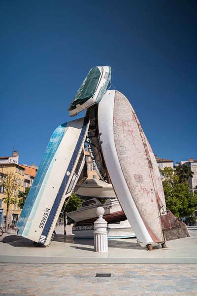 Installation view, Place Monsenergue, Toulon - © Mennour